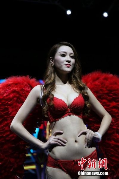 合肥一楼盘举办性感<em>内衣</em>秀 <em>美女如云</em>靓模吸睛