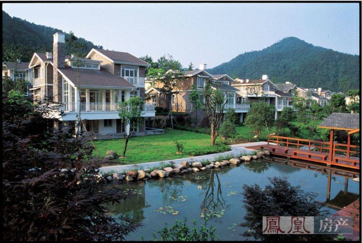 富春山居度假村位于杭州山水秀丽的富阳市富春江畔,其包括富春别墅