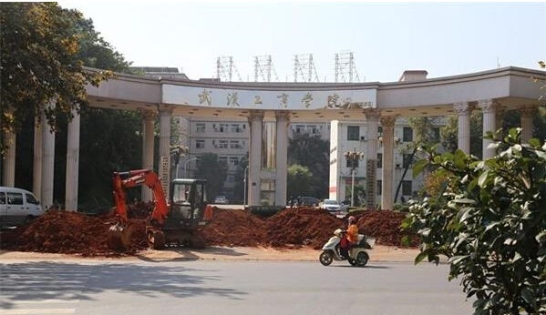 武汉工商学院因土地纠纷遭200吨渣土堵门(组图