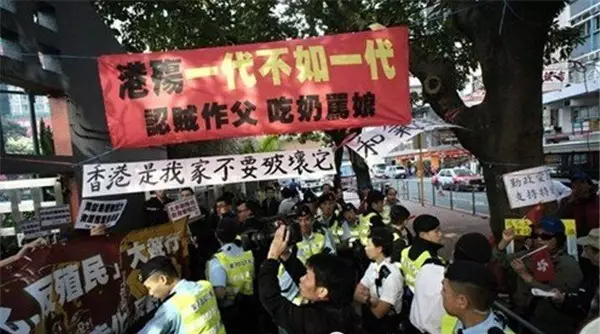 香港示威者商场对大陆游客发动无差别攻击 -