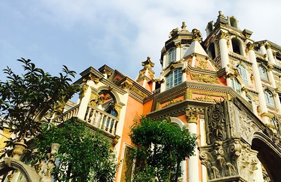 兴义城区山崖上造城堡 住在里面像国王 --凤凰