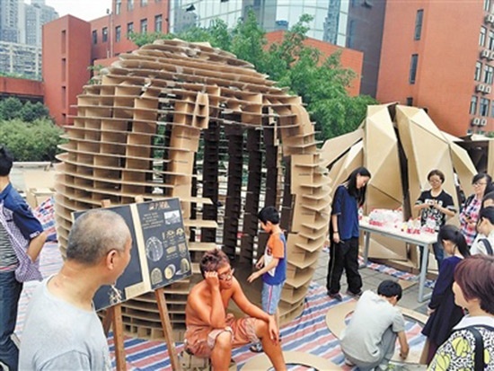 17日,重庆大学b区,学生们用纸板搭建出各种建筑.