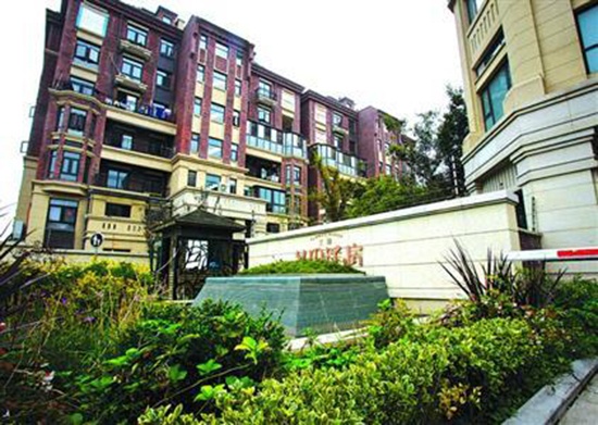 女子交房后又被强拆违建 房产证延期半年才办