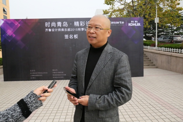 (图为李耿老师正在接受凤凰房产记者的采访) 我是北京人,但是我十分喜欢青岛的海,以至于我十分喜欢青岛。与青岛结缘,源于我做的一本杂志《精品家居》。 《精品家居》已走过十六个春夏秋冬,每年都会评选出Best 100中国最佳设计,目的是通过活动推出好的设计作品、好的设计师,引起社会的广泛关注,所以我们会全国各地的奔走,寻找中国好设计。