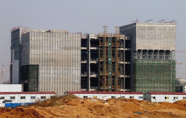 全国、全省棚户区改造工作电视会议今天召开,我市设分会场收听收看,并对全市棚户区改造工作进行部署。 会议要求,各级各部门要按照先危后旧、先急后缓的原则,切实提高棚改项目的服务速度。主城区棚改工作要进一步加大货币化补偿和异地安置力度,争取货币安置比例达到90%以上。崂山区、城阳区、黄岛区和四市城中村改造项目,要鼓励通过货币化补偿方式实施改造。要加大对棚改有关政策的宣讲解读力度,为房屋征收创造良好的舆论氛围。要摸清项目推进计划,确保资金精确投放,有效提高资金使用效率。要努力做到配套设施与棚改安置住房同步规划、同