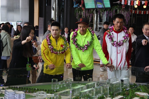 浙江奥运明星去杨柳郡看房 绿城业主为奥运健