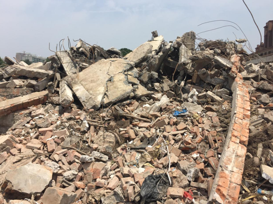 济南第三棉纺织厂拆迁工地大面积渣土裸露 扬