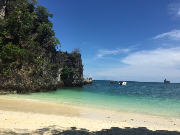 招标公告显示,该项目位于红岛经济区火炬路以南、青威路延长线以东,总占地面积28.6万平方米,项目总建筑面积48.08万平方米,相当于青岛国际会展中心的三倍,最大单体建筑面积15万平方米。招标内容为红岛国际会议展览中心项目施工图范围内的土方开挖、土方回填、基坑支护等工作,工程造价1.