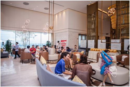 华侨城运动生活家置业顾问化身足球宝贝助力欧