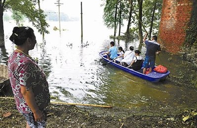 安徽桐城双港镇多处破圩 村民用木盆逃命