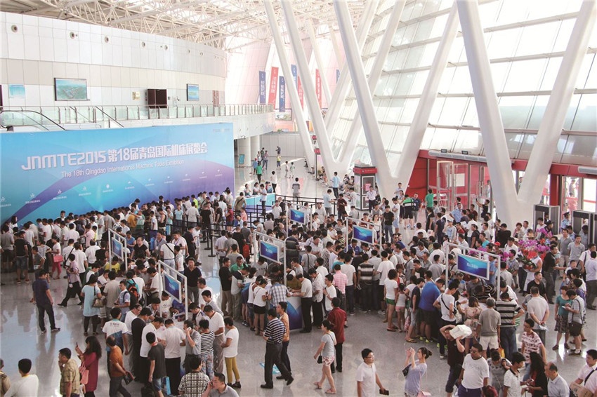 2020年青岛会展业经济增加值达400亿 近年来,青岛提出打造国际会展名城的发展路线,根据政府规划,到2020年青岛市会展业直接收入和会展经济增加值将分别达到50亿元和400亿元左右。目前,青岛市在崂山区、即墨市、高新区、西海岸新区纷纷布局重大会展项目。其中,总投资500亿的超大型项目中铁青岛世界博览城成为诸多项目中最受人瞩目的焦点。