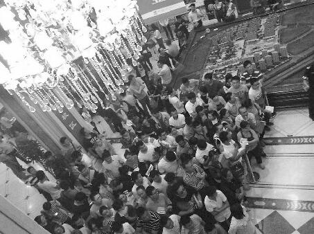 直击济南楼盘疯狂认筹:不到2000套房 3000多人