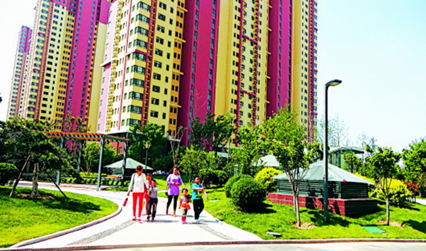 经过严格审核,全市共有3755个家庭符合条件,请这些市民及时按程序选房。济南市保障性住房管理中心主任王浩告诉记者,本年度公租房选房资格的家庭信息已在房管局网站公示了,选房通知书也已发放到户。据介绍,10月19日起,先进行两室户家庭选房,11月7日起一室户家庭选房,每天安排200户家庭选房,预计11月20日选房工作全面结束。选房地址在天和新居一楼公建(生产路东街1号)。届时,请参加本次选房的家庭务必按照《选房通知书》要求,携带相关资料准时到现场选房。 房源都在哪里?