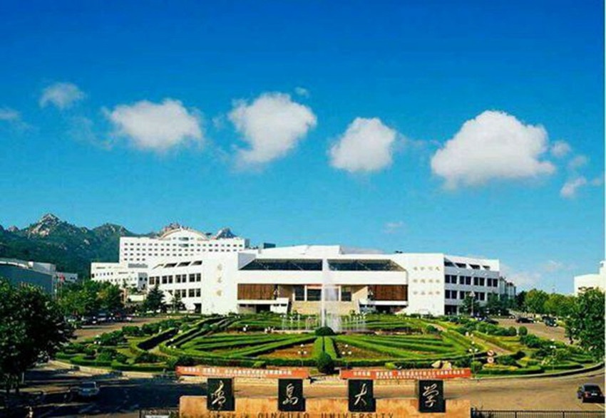 12月9日,胶州市与青岛大学正式签约,双方确定建设青岛大学胶州校区。12月15日,青岛大学胶州校区具体位置初步确定,该校区占地3000余亩,将选址在胶州经济技术开发区中央商务区以东,建成后将成为青岛大学各分校中规模最大、建筑水平最为先进的校区。 比邻胶州湾畔,融入胶州经济技术开发区这一特色功能区,青岛大学将根据青岛地区总体规划,并结合胶州经济技术开发区优势,充分发挥科研功能、国际交流功能,引进美国、加拿大等国际优质高等教育资源,联合开展本科、硕士和博士研究生教育;引进高水平领军人才,打造高水平创新科研团