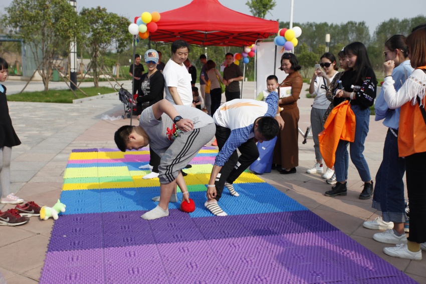 这回,我们准备了指压板跳绳游戏 每每跃起一次都让人五味杂陈 指压板