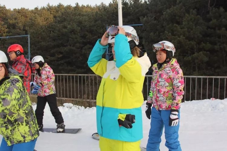 一场国字头的滑雪盛事!国家队教练与宝能业主