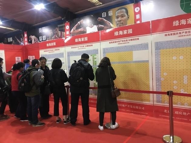 现场工作人员接受选房者的咨询 李诗琪摄影
