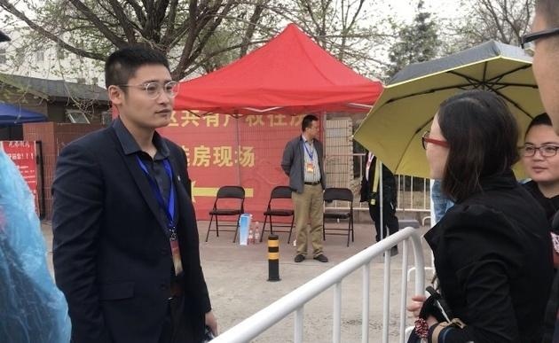 在场外行等候的选房家庭 李诗琪摄影