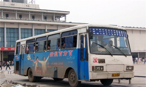 老7路,还是铰接车,是那时候有名的金峰牌.