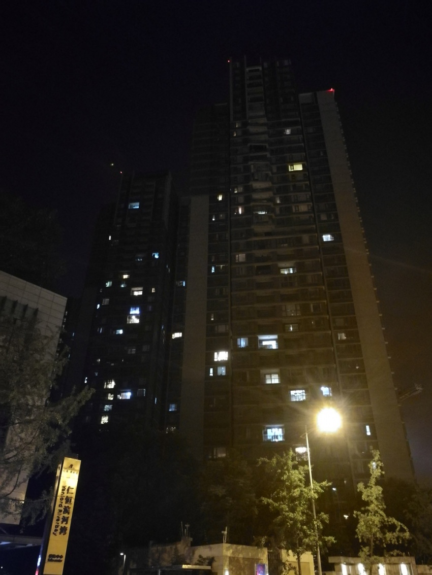 小编蹲点实拍:攀成钢晚10点亮灯率 越贵入住率越低?