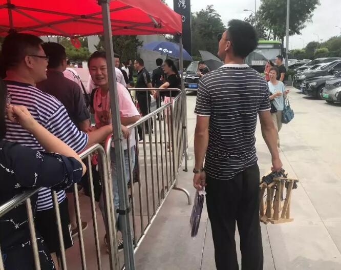 高新区融创红岛湾开盘 千人冒雨排队买房