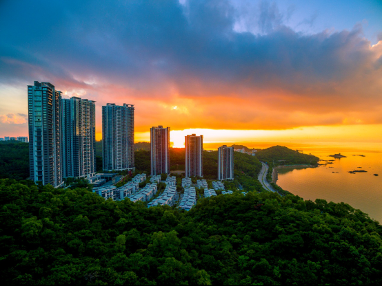 中海先后开发了滨河住宅滨河湾,标杆性山海豪宅银海湾,并为珠海带来