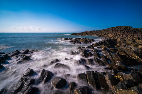 而泰禾规划之初便立足于建立中国住假生活新标准,它先开放建成的多项配套,内容涵盖养生、医疗、娱乐、酒等,古火山地质公园、滨海沙滩休闲区、无边际泳池、箱子客酒店、火山温泉体验中心等住假生活配套体系已经逐步兑现,还有更多配套的开放正在路上。合天时、地利与人和之力,厦门湾住假模式在文旅地产的“后海南时代”乘势而兴,绝非偶然。