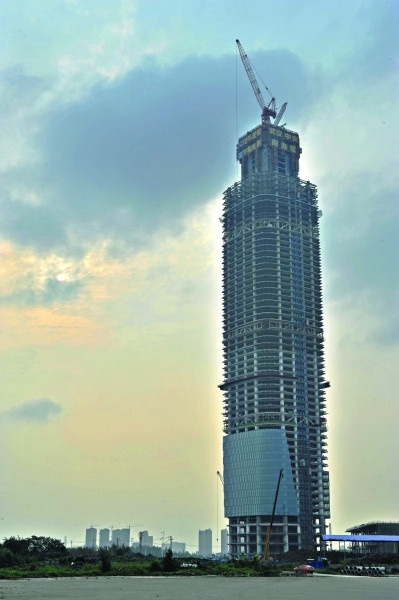 "华中第一高楼"刷新纪录突破300米 五天就搭起一层楼