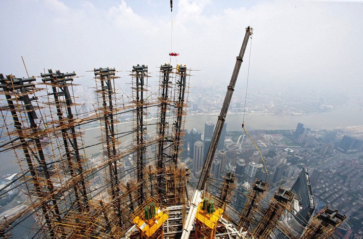 上海中心大厦全景.经过近6年建设,这栋耗资42亿美元的建筑即将完工.