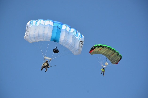 跳伞运动员做低空跳伞表演,他离开飞机后先做自由落体运动,当运动135