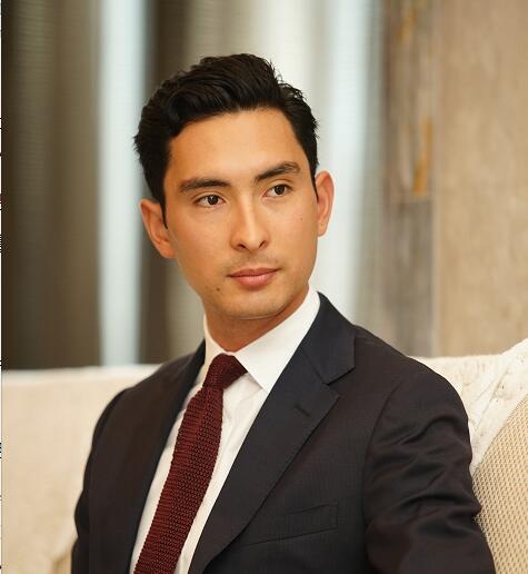 中华赤子华天上跃下落的在人间走动时战马成为了他的拐杖