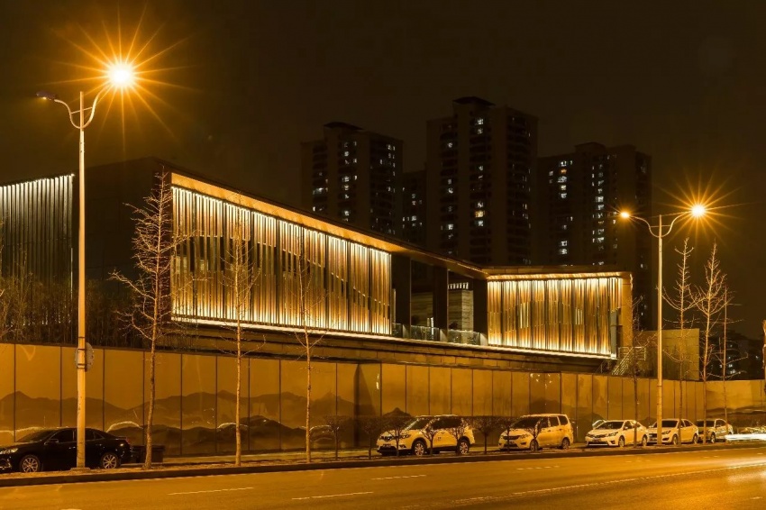 区 "一进院落"—— 沁入 本案建筑材料主要运用的是石材,铝板和格栅