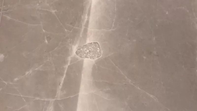 华润旗下千万豪宅被投诉质量问题：墙面一敲掉一大块