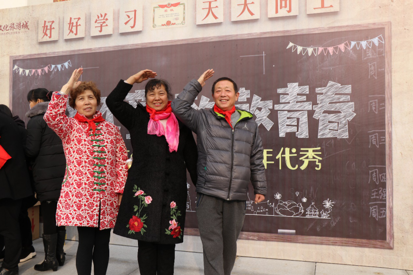 返老还童致敬青春开封恒大文化旅游城时光年代秀完美落幕