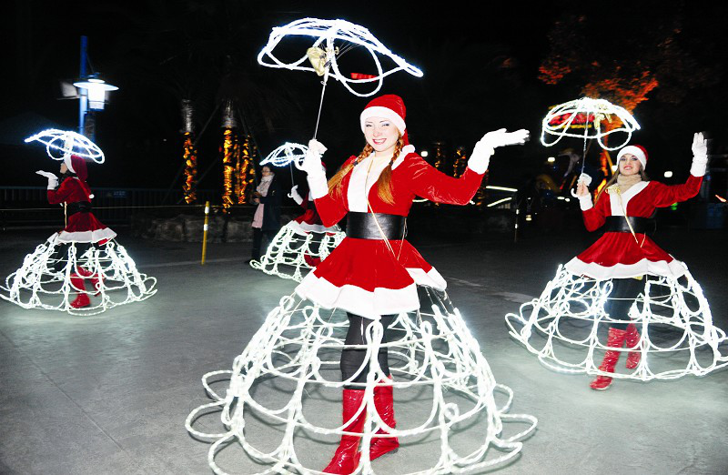 12月22日起,圣诞老人带着圣诞兔女郎每天为大家献上华丽的圣诞大巡游