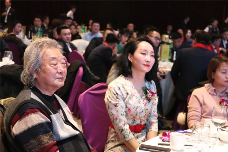 金石通达房地产经纪有限公司年终盛典晚会盛大举行金石通达董事长李娟