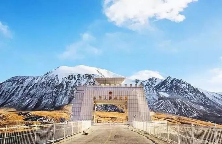 位于新疆伊犁,中哈边境的霍尔果斯,自古以来就是古丝绸之路上的重要