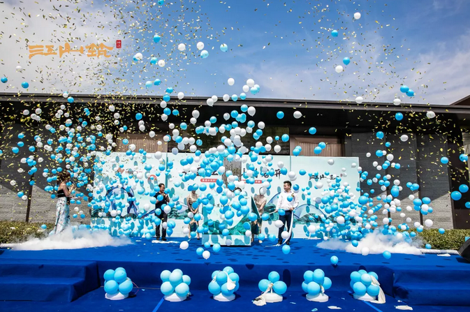 启动仪式开启,千万只气球共同放飞,飞向蓝天和大地,承载着我们关于家