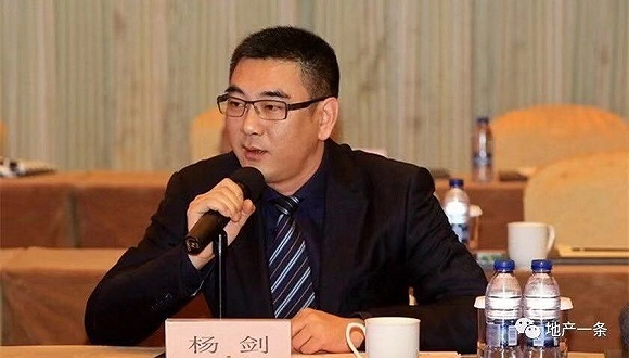 47岁的中梁地产董事长杨剑行事低调,从未接受过媒体采访,但野心勃勃.