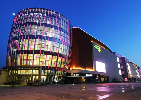 纵览这一区域,东方城购物,鑫江温德姆酒店等大型商业,酒店配套投入