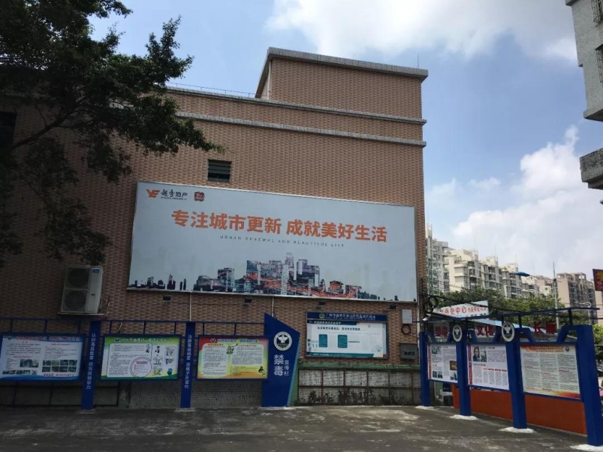 根据招标公告,里仁洞村旧改拟改造面积约172公顷,现有建筑面积约221万