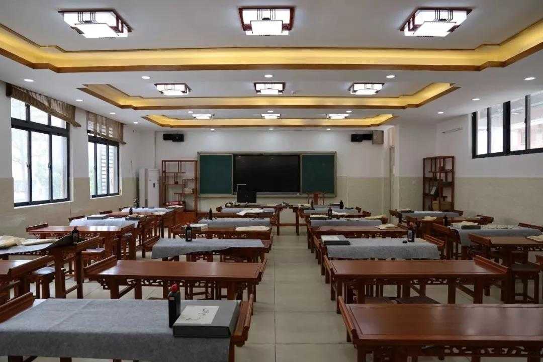 东兴外国语学校书法室