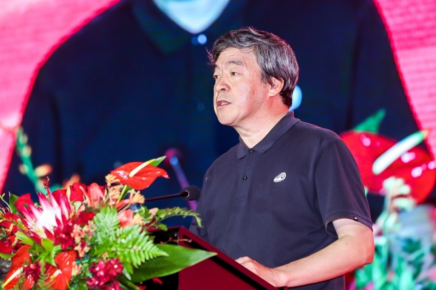 《参考消息》原总编辑,中国国家品牌网总编辑张铁柱先生上台讲话诺