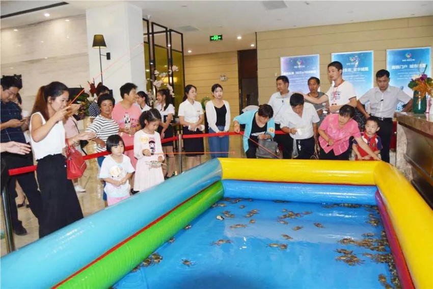 亲手钓螃蟹带回家!__凤凰网