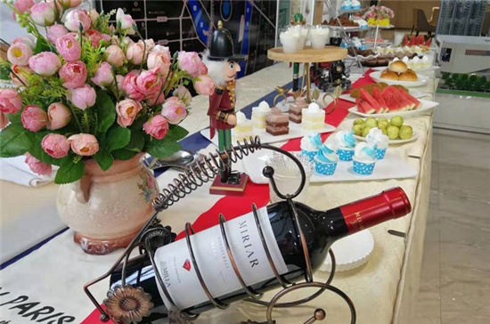 人气爆棚 嘉宾们细品红酒的岁月醇香 活动现场,特别邀请专业品酒师 带