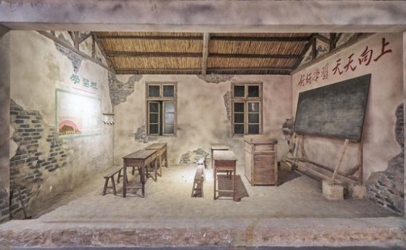 现场复刻了一间上世纪90年代的"光阴教室",还原当年中小学课堂的情景.